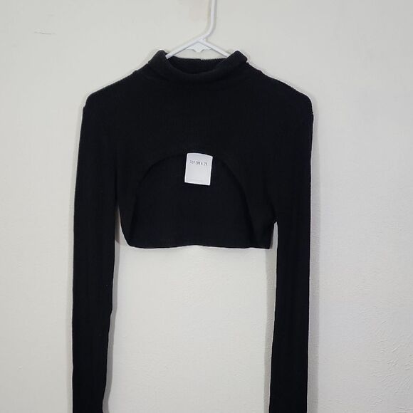 Forever 21 Trendy Black Long Sleeve Crop Top With Cutout In Front Sz M NWT - Picture 1 of 9